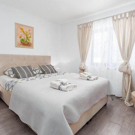 Alex Deluxe Apartments On Beach Пореч Экстерьер фото