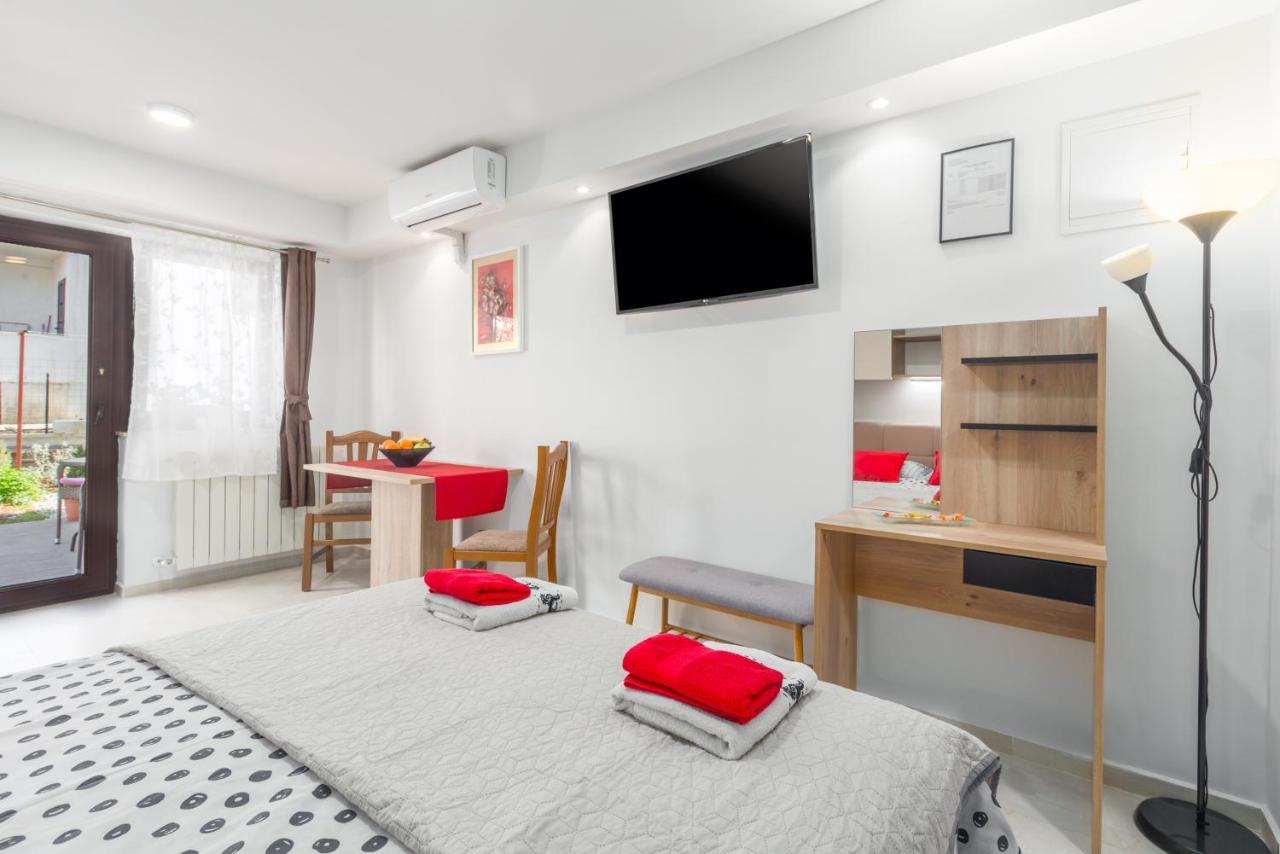 Alex Deluxe Apartments On Beach Пореч Экстерьер фото
