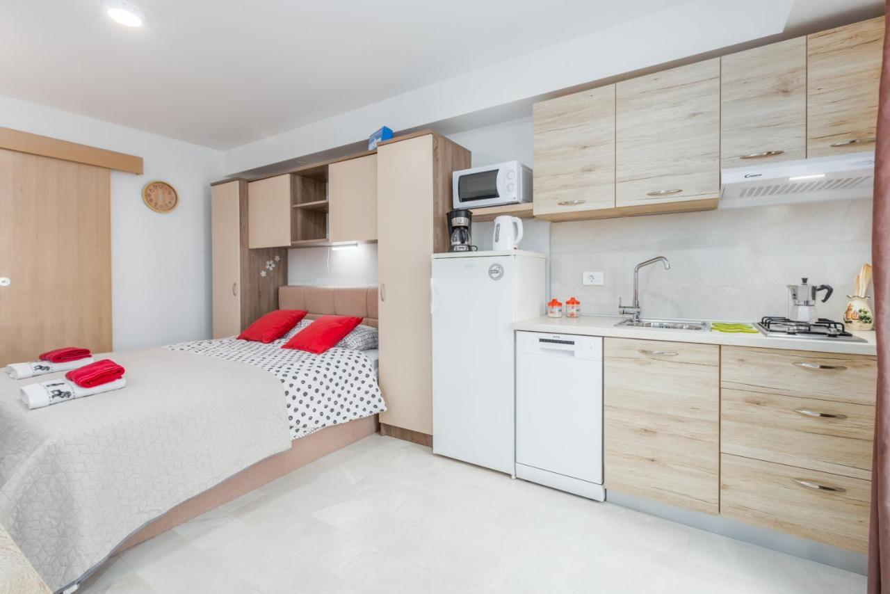 Alex Deluxe Apartments On Beach Пореч Экстерьер фото