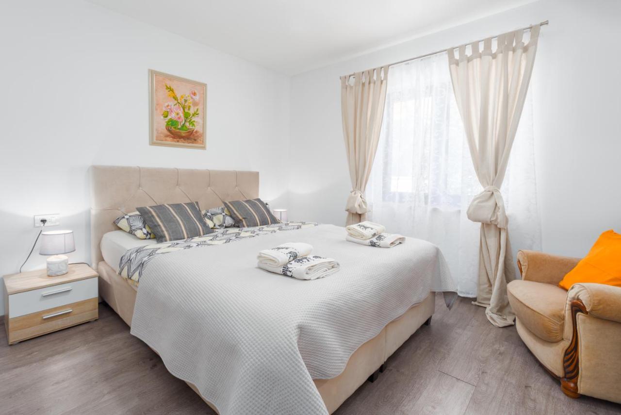 Alex Deluxe Apartments On Beach Пореч Экстерьер фото