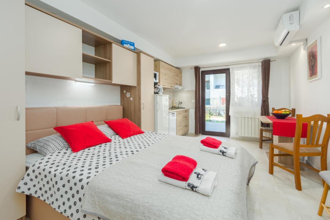 Alex Deluxe Apartments On Beach Пореч Экстерьер фото
