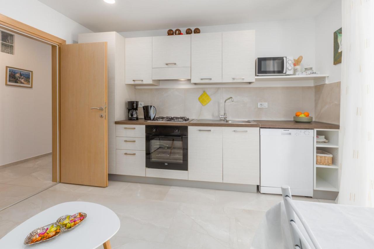 Alex Deluxe Apartments On Beach Пореч Экстерьер фото