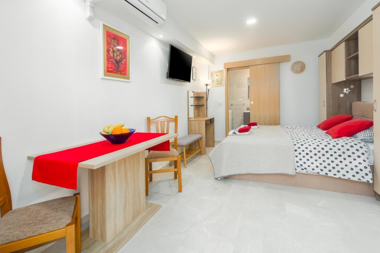 Alex Deluxe Apartments On Beach Пореч Экстерьер фото